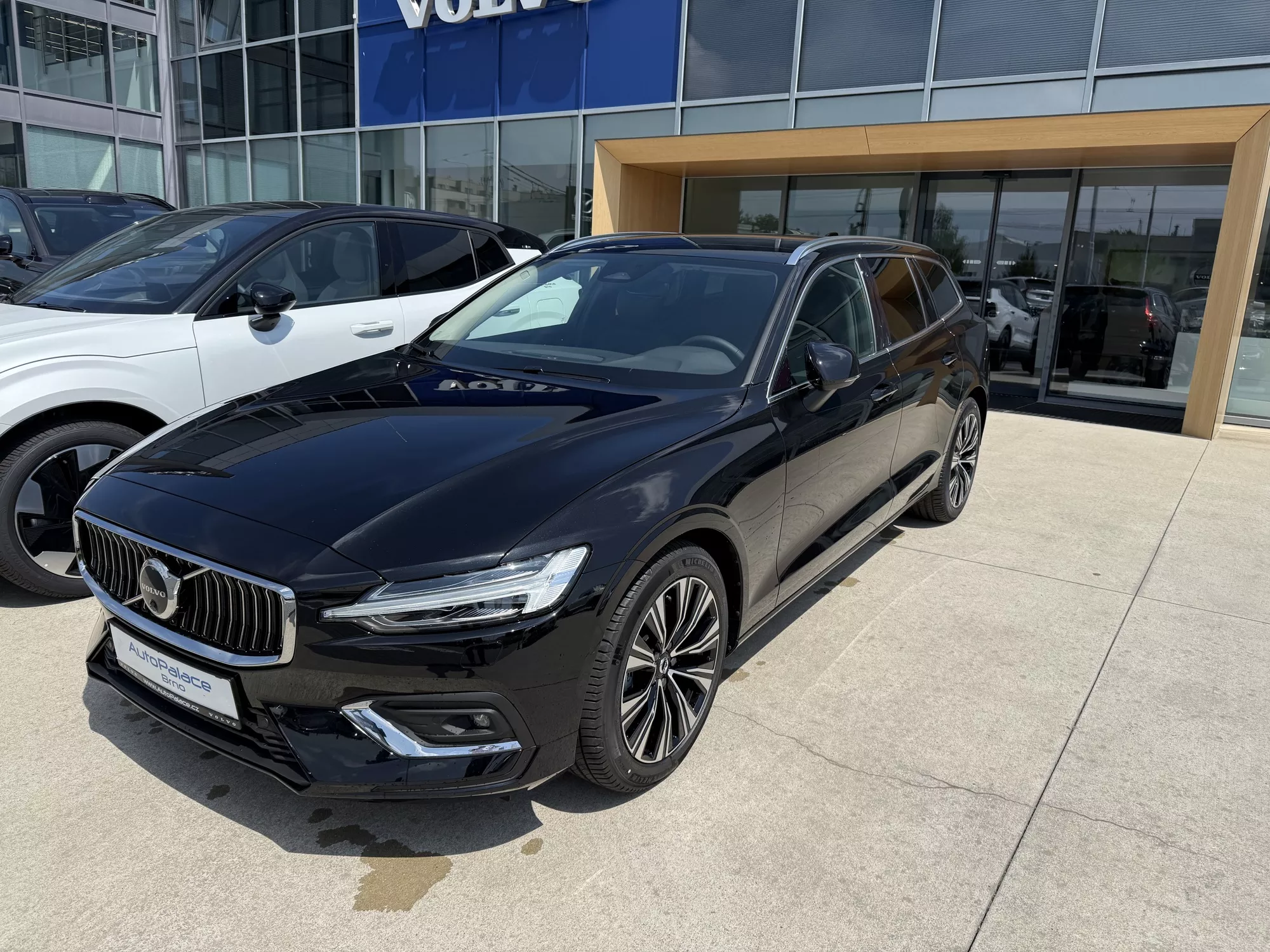 Volvo V60 B4 Plus Bright skladem v AutoPalace Brno